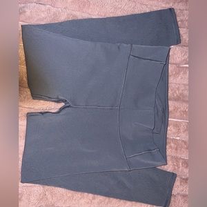 Lululemon light gray seamless crop leggings (25 in). Great condition. Size 8.